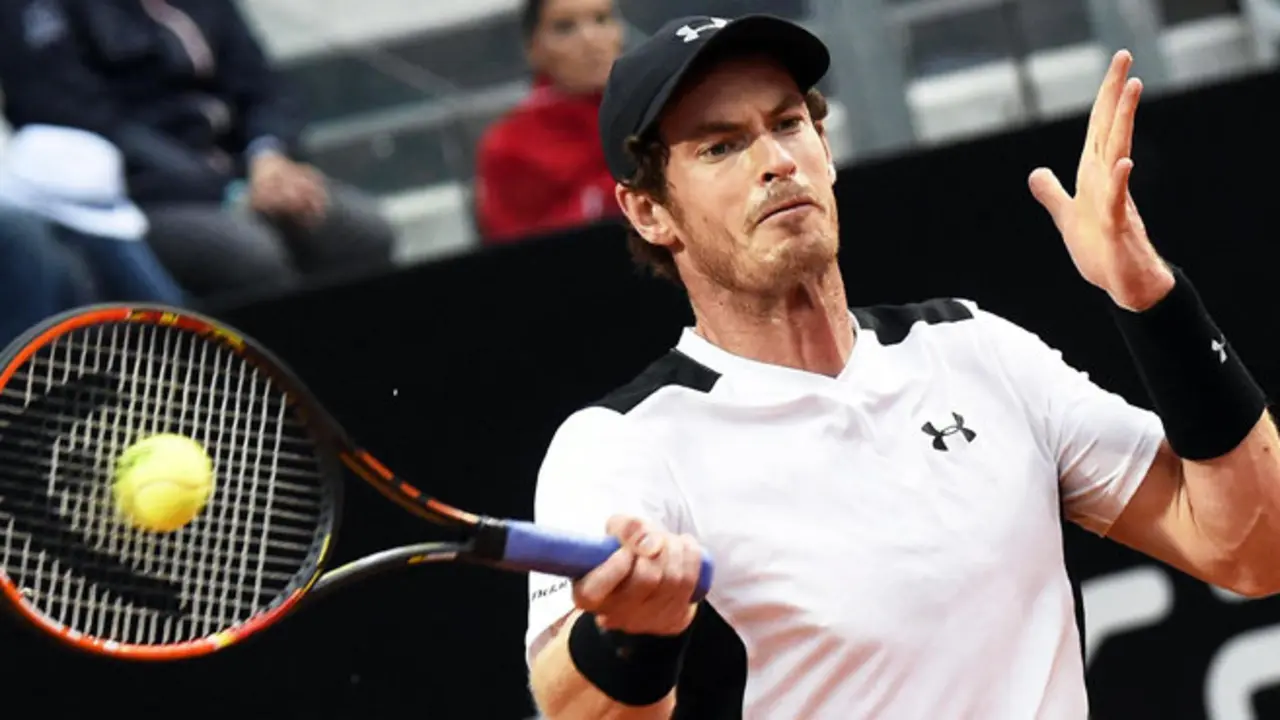 . Rome (Italy), 15/05/2016.- Britain's Andy Murray returns the ball to Serbia's Novak Djokovic during their men's final of the Italian Open tennis tournament at the Foro Italico in Rome, Italy, 15 May 2016. (Tenis, Roma, Italia) EFE/EPA/CLAUDIO ONORATI