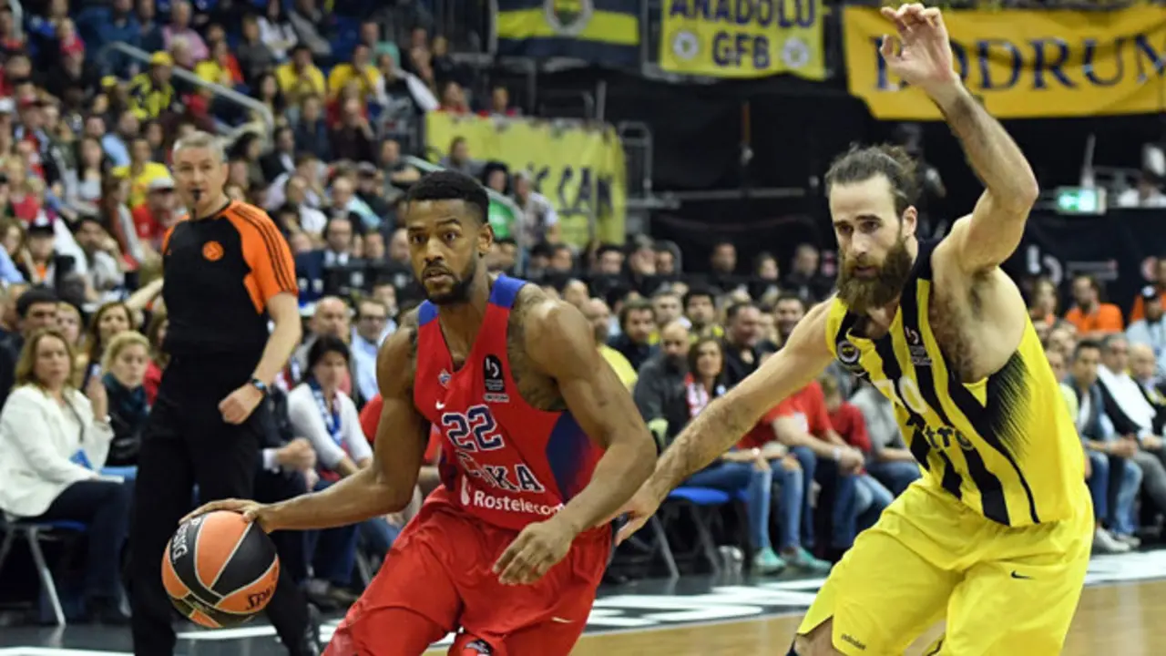 BRL100. Berlin (Germany), 15/05/2016.- Luigi Datome (R) of Fenerbahce Istanbul in action against Cory Higgins of CSKA Moscow during the Euroleague Final Four final basketball match between Fenerbahce Istanbul and CSKA Moscow at Mercedes-Benz Arena in Berlin, Germany, 15 May, 2016. (Euroliga, Estanbul, Baloncesto, Mosc, Alemania) EFE/EPA/SOEREN STACHE