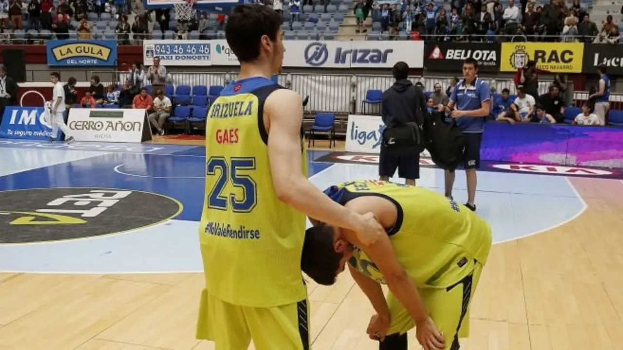 GRA134. SAN SEBASTIAN, 22/05/2016.- Los jugadores de Movistar Estudiantes Darío Brizuela (i) y Jaime Fernández tras la derrota de su equipo, que ha significado el descenso de categoría, en el último partido de la Liga ACB que les ha enfrentado al Retabet.es en el San Sebastián Arena. EFE/Gorka Estrada