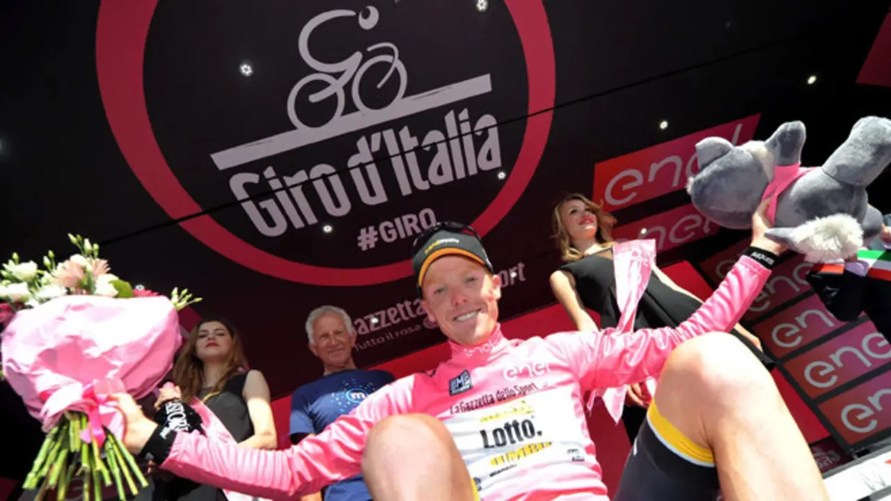 LUC01 CASSANO D'ADDA (ITALIA) 25/05/2016.- El ciclista holands Steven Kruijswijk, del equipo Lotto Jumbo, celebra en el podio tras la dcimosptima etapa del Giro de Italia entre Molveno yCassano d'Adda, de 196 kilmetros, en Miln, Italia hoy, 25 de mayo de 2016. EFE/Luca Zennaro