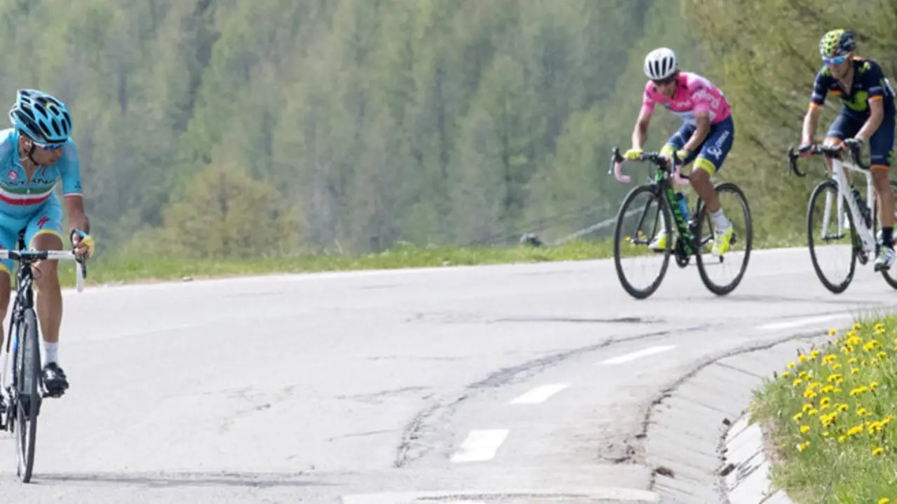 . Sant'anna Di Vinadio (Italy), 28/05/2016.- (L-R) Italian Vincenzo Nibali of Astana Pro Team, Colombian rider Esteban Chaves of Orica GreenEdge and Spanish rider Alejandro Valverde in action during the 20th stage of Giro d'Italia 2016 from Guillestre to Sant'Anna di Vinadio, Italy, 28 May 2016. (Ciclismo, Italia) EFE/EPA/CLAUDIO PERI