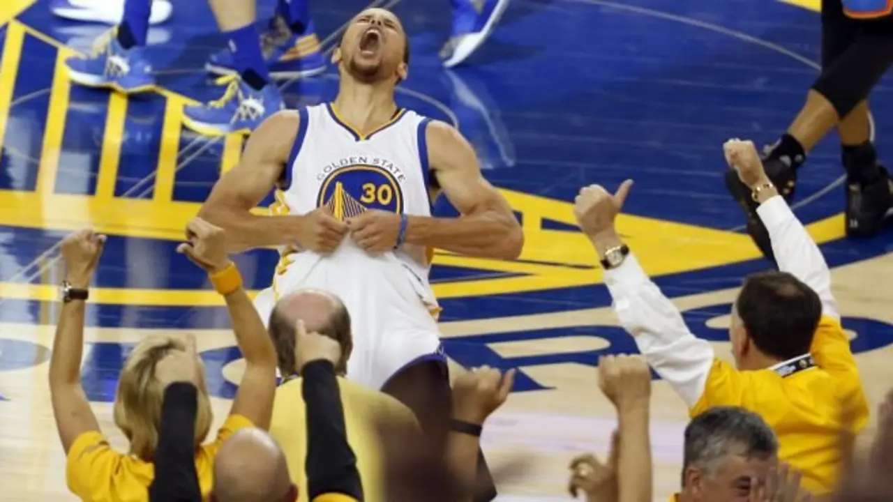 MMD04. OAKLAND (EEUU), 30/05/2016.- El jugador Stephen Curry de Golden State Warriors celebra una anotación hoy, martes 30 de mayo de 2016, durante un juego entre Golden State Warriors y Oklahoma City Thunder de la NBA que se disputa en el Oracle Arena en Oakland, California (EEUU). EFE/JOHN G. MABANGLO /PROHIBIDO SU USO POR CORBIS