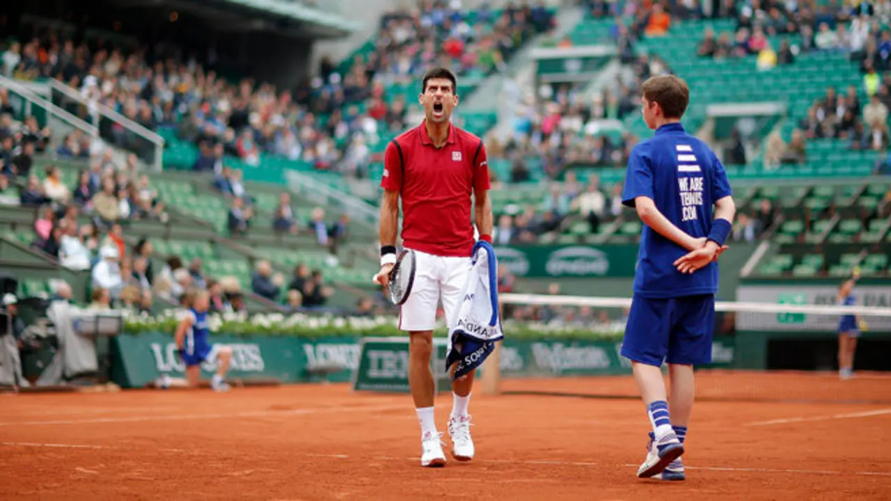 PA17 PARêS (FRANCIA) 01/06/2016.- El tenista serbio Novak Djokovic (i) reacciona ante el espaol Roberto Bautista durante el partido que enfrent a ambos en los octavos de final del torneo de Roland Garros en Pars (Francia) hoy, 1 de junio de 2016. EFE/Yoan Valat