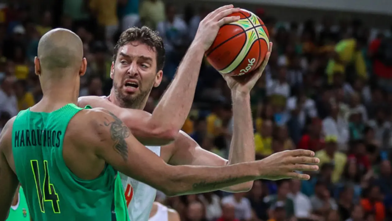 BRA100.RêO DE JANEIRO (BRASIL), 09/08/2016. - El jugador del equipo olmpico de Espaa Pau Gasol (d) en accin ante Marquinhos del equipo de Brasil (i) durante un partido del torneo de baloncesto masculino de los Juegos Olmpicos Ro 2016 hoy, martes 9 de agosto de 2016, en el Arena Carioca 1 del Parque Olmpico de Ro de Janeiro (Brasil). EFE/FERNANDO BIZERRA JR