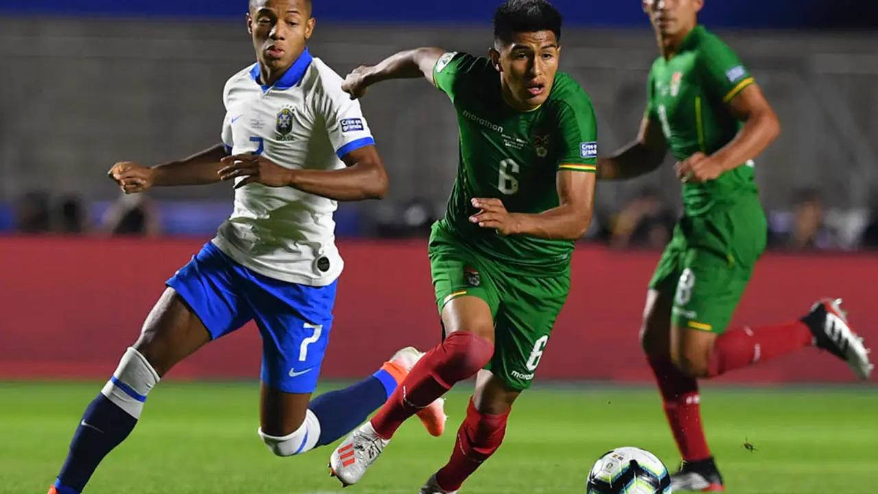 Bolivia's Erwin Saavedra (C) is followed by Brazil's David Neres during their Copa America football tournament group match at the Cicero Pompeu de Toledo Stadium, also known as Morumbi, in Sao Paulo, Brazil, on June 14, 2019. (Photo by Nelson ALMEIDA / AFP)