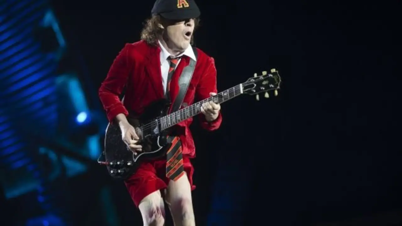 GRA477. SEVILLA, 10/05/2016.- El guitarrista del grupo de rock australiano AC/DC, Angus Young, durante el concierto de su gira mundial "Rock od Bust" ofrecido esta noche en el estadio de La Cartuja, en Sevilla. EFE/José Manuel Vidal