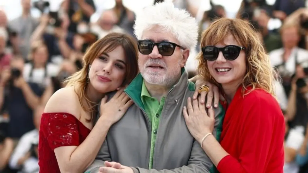 FR02 CANNES (FRANCIA) 17/05/2016.- Las actrices españolas Emma Suárez (d) y Adriana Ugarte posan junto al director de cine español Pedro Almodóvar durante la presentación de la película "Julieta" dentro de la 69 edición del Festival de Cannes, en Francia, hoy, 17 de mayo de 2016. La última obra de Almodóvar compite por la Palma de Oro del festival. EFE/IAN LANGSDON
