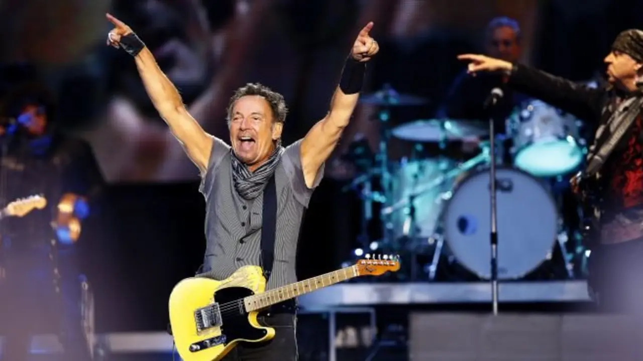 GRA371. MADRID, 21/05/2016.- El músico estadounidense Bruce Springsteen durante el concierto ofrecido esta noche en el estadio Santiago Bernabéu, en Madrid, dentro de la gira "The River Tour", concebida por los 35 años del lanzamiento de aquel disco mítico del mismo nombre ("el río", en español). EFE/Julio P.Gandul