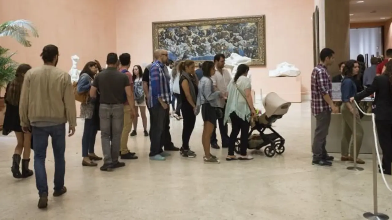 GRA389. MADRID, 21/05/2016.- Las salas de los museos madrileños del Prado, el Thyssen (en la foto) y el Caixaforum se han llenado hoy de cientos de personas que no se han querido perder "La Noche de los Museos", a la que se han unido cerca de 3.400 museos europeos. Se trata de una fantástica oportunidad para disfrutar de las pinacotecas en horarios fuera de lo habitual y además de forma gratuita. EFE/Luca Piergiovanni