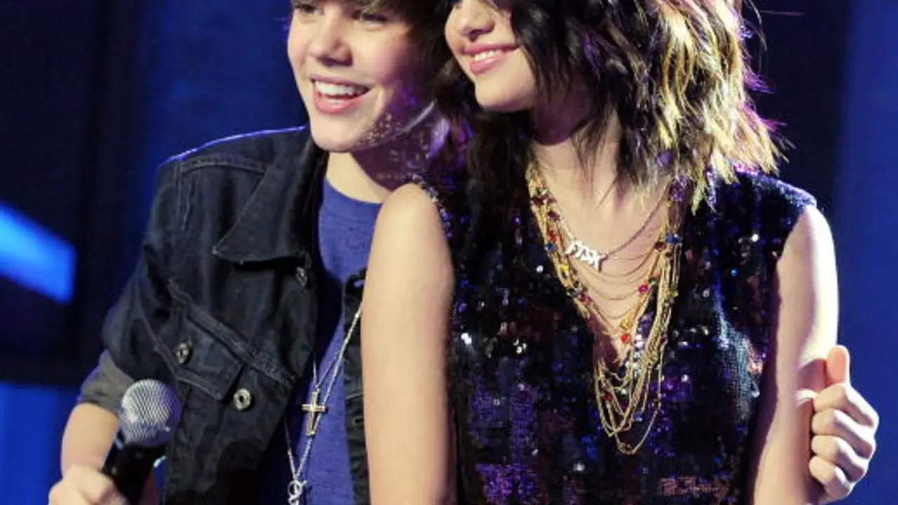 LAS VEGAS - DECEMBER 31:  Singers Justin Bieber (L) and Selena Gomez perform during Dick Clark's New Year's Rockin' Eve With Ryan Seacrest 2010 at Aria Resort &amp; Casino at the City Center on December 31, 2009 in Las Vegas, Nevada.  (Photo by Kevin Winter/DCNYRE2010/Getty Images for DCP)