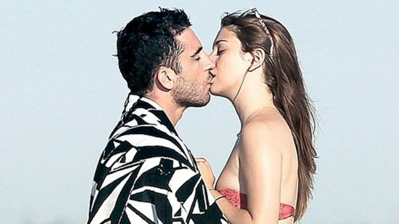 LOS ACTORES Y NOVIOS MIGUEL ANGEL SILVESTRE Y BLANCA SUAREZ DURANTE UNAS VACACIONES EN LAS PLAYAS DE CADIZ.
EN LA FOTO MIGUEL ANGEL CON LAS MANOS EN EL CULO DE BLANCA
13/06/2011
CADIZ