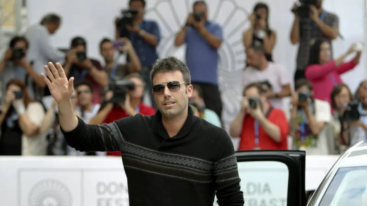 CUL39. SAN SEBASTIÁN, 21/09/2012.- El actor y director estadounidense Ben Affleck a su llegada hoy al Festival de Cine de San Sebastián, que abre las puertas de su 60 edición, donde presenta su último trabajo "Argo". EFE/Javier Etxezarreta.