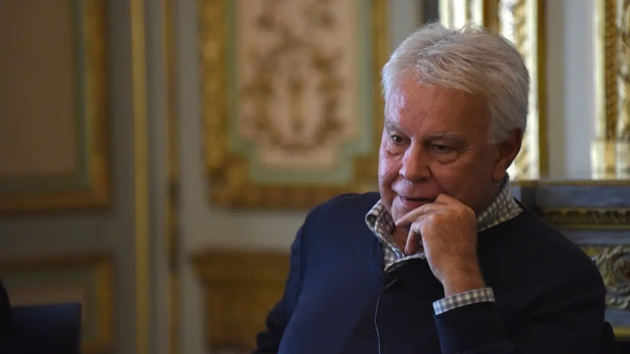 LA CONVERSACIîN DE EUROPA CON AMRICA LATINA

23 Ð 24 DE NOVIEMBRE. CASA DE AMRICA

LUNES 23 DE NOVIEMBRE

Participantes:

Felipe Gonzlez. Expresidente del Gobierno de Espaa 

Martn Caparrs. Periodista y escritor argentino

Elaine Daz. Bloguera (Cuba)

Fernando Vallespn. Catedrtico de Ciencias polticas y expresidente del CIS 

(Espaa)

Moderador: 

Miguel çngel Aguilar