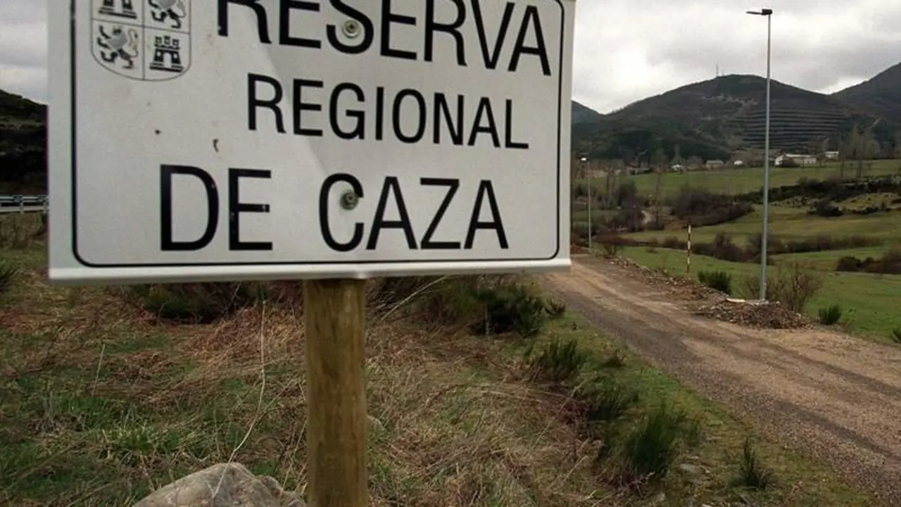 ENTRADA A LA RESERVA REGIONAL DE CAZA EN PICOS DE EUROPA EN EL PARQUE REGIONAL DE PICOS DE EUROPA