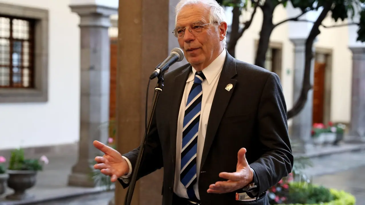 QUI01. QUITO (ECUADOR),28/03/2019.- El ministro de Exteriores de Ecuador, Josep Borrell, habla este jueves en el Palacio de Gobierno, en Quito (Ecuador), donde aseguró que la inhabilitación de Juan Guaidó en Venezuela "ha sentado muy mal" a los países que participaban en la II Reunión del Grupo Internacional de Contacto (GIC) y, aunque no es "optimista", pidió seguir avanzando hacia una solución política. EFE/José Jácome