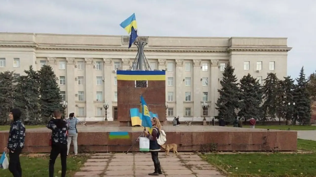 Imagen de la bandera de Ucrania en Jerson. Fuente Nexta TV