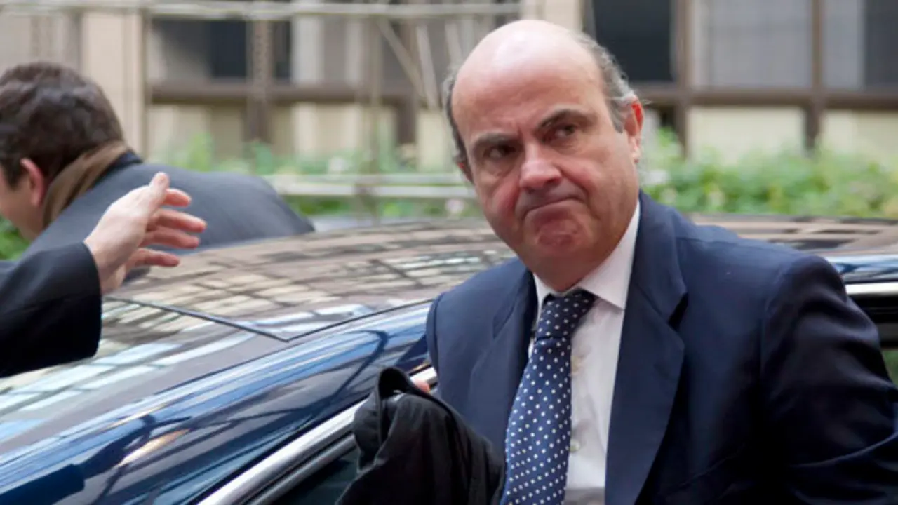 Spain's Economy Minister Luis de Guindos, right, arrives for a meeting of eurogroup finance ministers at the EU Council building in Brussels on Monday, Nov. 26, 2012.