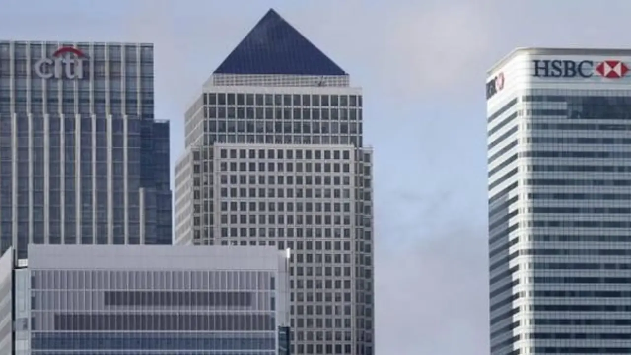 The Canary Wharf financial district is seen in east London November 12, 2014. REUTERS/Suzanne Plunkett
