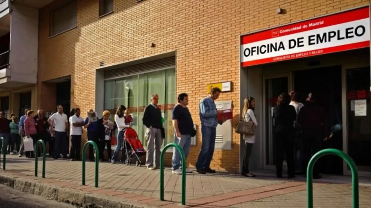 People line up to enter a government job center in Madrid, Friday, May 28, 2010. INEM