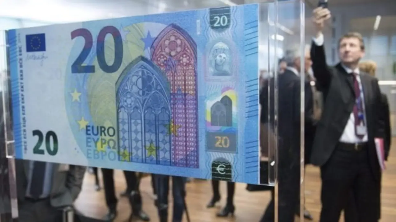 B10 FRÁNCFORT (ALEMANIA), 24/02/2015.- Un hombre fotografía el nuevo billete de 20 euros en el Banco Central Europeo (BCE), en Fráncfort (Alemania), hoy, 24 de febrero de 2015. Draghi anunció hoy que el nuevo billete entrará en circulación el 25 de noviembre y destacó que, hasta esa fecha, el Eurosistema habrá imprimido más de 4.300 millones de esos billetes. El presidente del BCE explicó que todos los bancos centrales necesitan actualizar sus billetes periódicamente para "beneficiarse de los avances en la tecnología y mantener su integridad". EFE/BORIS ROESSLER