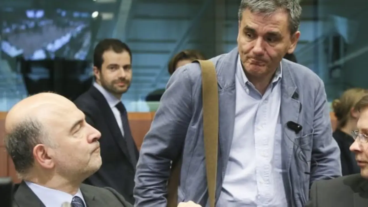 BRU03 BRUSELAS (BÉLGICA) 24/05/2016.- El comisario de Asuntos Económicos, Pierre Moscovici (i), conversa con el ministro giego de Finanzas, Euclides Tsakalotos (c) y el vicepresidente de la CE para el Euro, Valdis Dombrovskis (d) durante la reunión del Eurogrupo celebrada en Bruselas, Bélgica hoy, 24 de mayo de 2016 para la primera revisión del tercer rescate a Grecia y avanzar hacia el alivio de la deuda helena. EFE/Olivier Hoslet