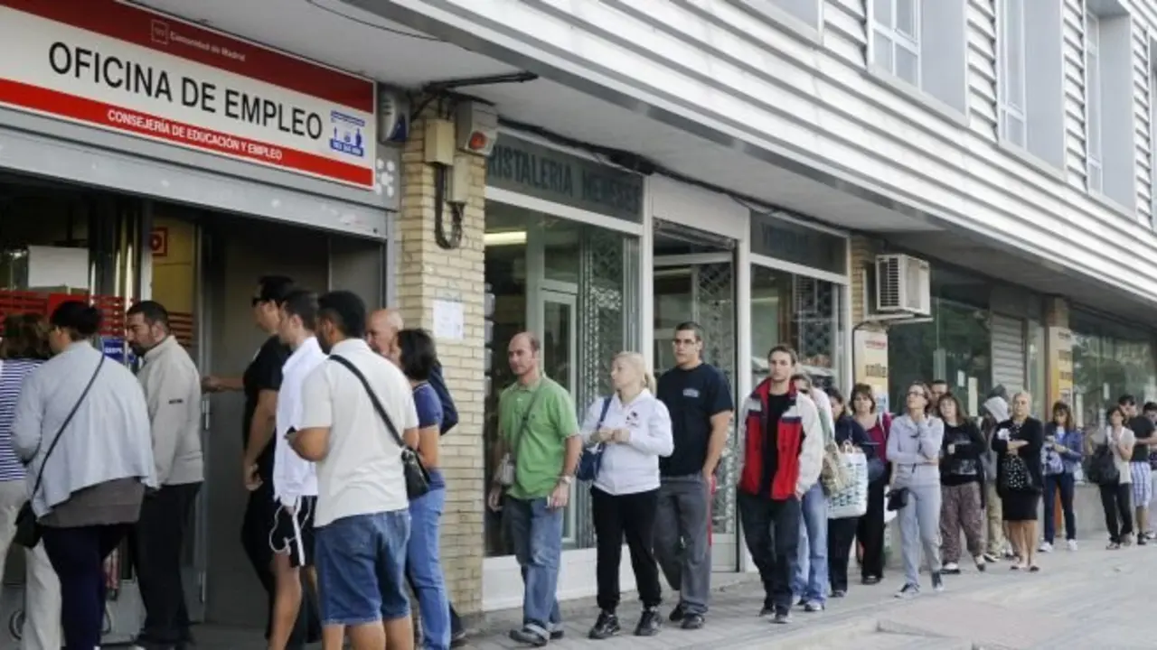People wait in line at a government employment office at Santa Eugenia's Madrid suburb on October 04, 2011. The number of unemployed in Spain increased in September to 4.226 million, a 2.32% monthly increase, Spanish government announced. This number reached a record high in March of 4.33 million unemployed, the highest level since the start of the economic crisis in 2008. AFP PHOTO / DOMINIQUE FAGET
 TELETIPOS_CORREO:FIN,FIN,%%%,%%%