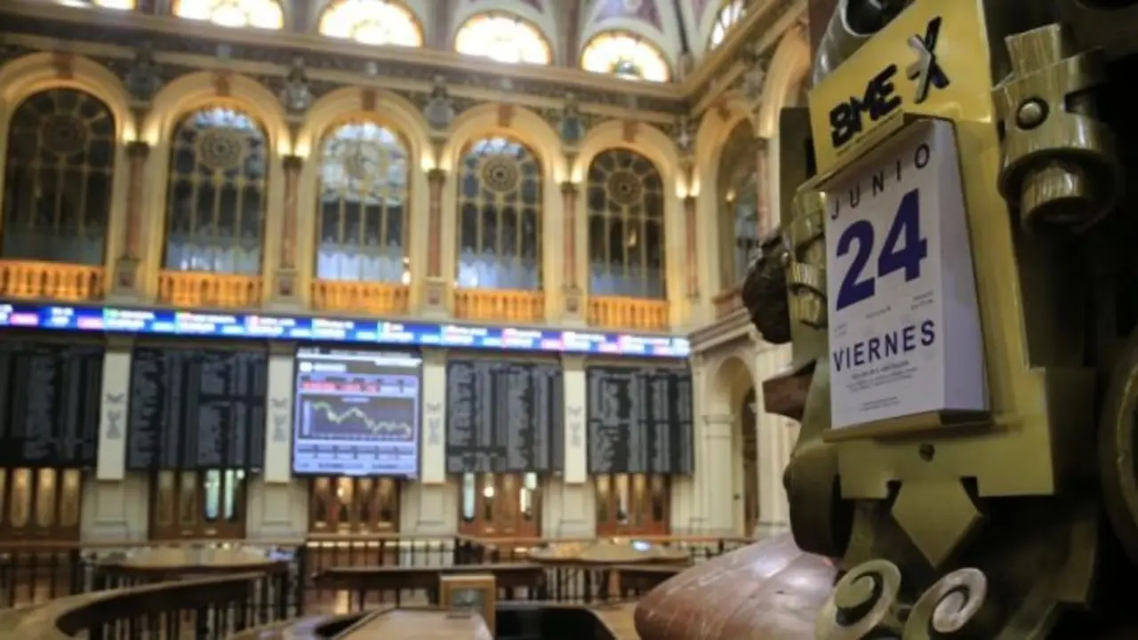 GRA004. MADRID, 24/06/2016.- Vista general de la Bolsa de Madrid, que ha iniciado la sesión de hoy con un desplome del 15,90 % afectada por la decisión de Reino Unido de abandonar la Unión Europea, el conocido como "brexit", y ha suavizado minutos después las pérdidas hasta el 8,9 %, un porcentaje que la sitúa en los 8.140,2 puntos. El resultado del referéndum celebrado ayer en Reino Unido también ha provocado un fuerte repunte en la prima de riesgo española que ha subido a 181 puntos básicos, un nivel en los que no se situaba desde marzo de 2014, ante la huida de los inversores a valores refugio como es el bono alemán, que cotiza en tasas negativas. EFE/Zipi