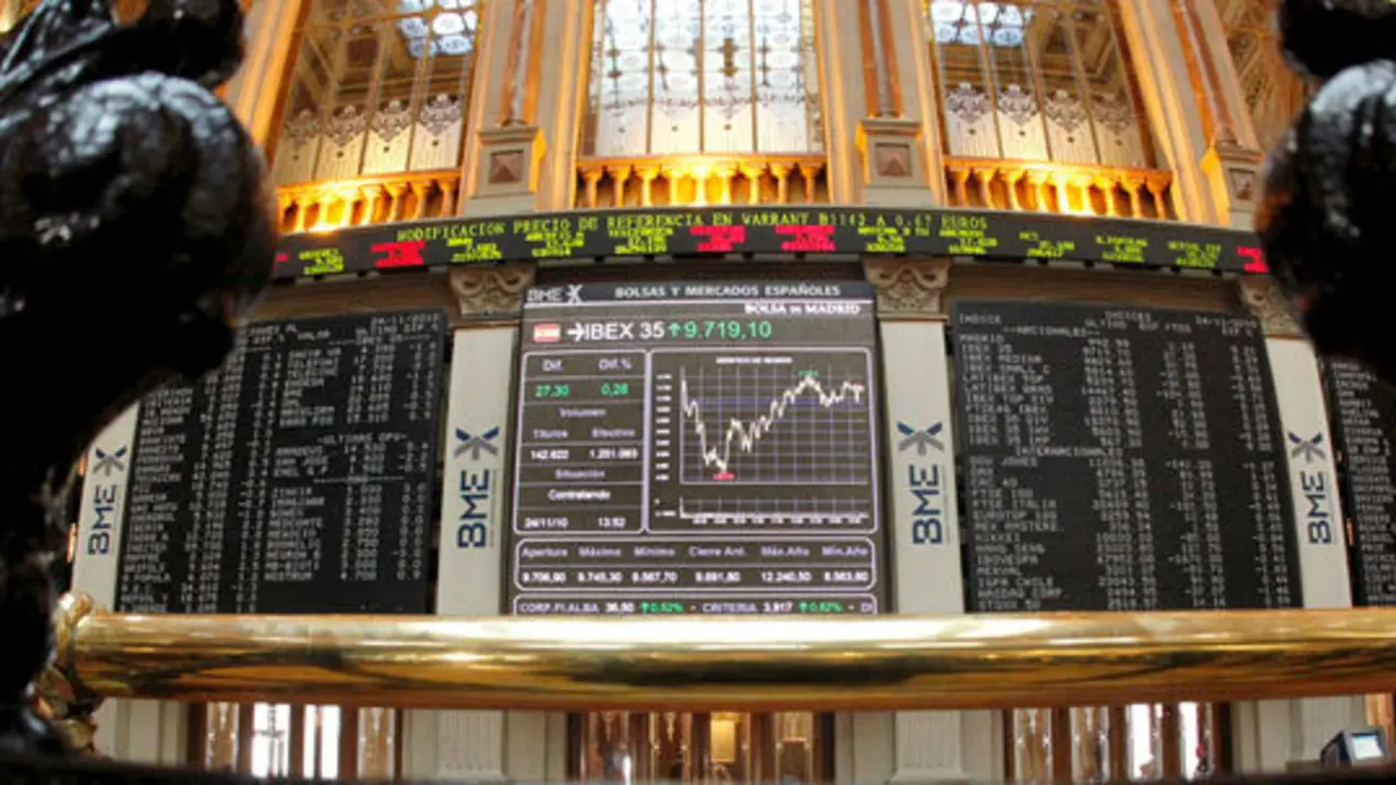 MD50. MADRID, 24/11/2010.- Vista del principal indicador del mercado bursátil español, el IBEX 35, que este mediodía rebotaba el 0,23% tras oscilar desde la apertura entre las ganancias del primer cambio y las pérdidas de minutos después, alarmado por la desconfianza y la tensión que no abandonan los mercados. EFE/Javier Lizón