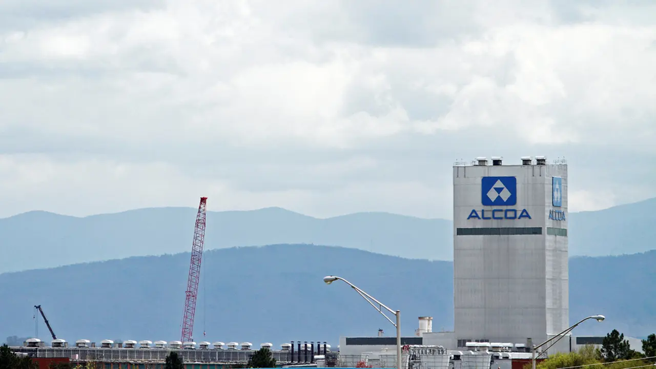 FILE PHOTO: The Great Smoky Mountains are shown in the background  in this view of the Alcoa Aluminium plant in Alcoa, Tennessee.  REUTERS/Wade Payne/File Photo             GLOBAL BUSINESS WEEK AHEAD