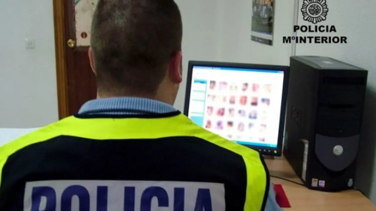 ME01. MERIDA, 23/01/09.- La Policía Nacional ha detenido a ocho personas en diferentes provincias en una operación contra la pornografía infantil, iniciada por funcionarios de la Comisaría de Badajoz. La operación se inició con dos investigaciones por corrupción de menores y posesión y distribución de pornografía infantil, y ha culminado con las detenciones y registros domiciliarios que se han llevado a cabo en Valencia (3), Barcelona (1), Toledo (1), Orense (1) y Madrid (2). En la operación se ha intervenido abundante material pornográfico almacenado en diferentes soportes (discos duros, pen drives, CD, DVD y ordenadores portátiles. EFE/MINISTERIO DEL INTERIOR