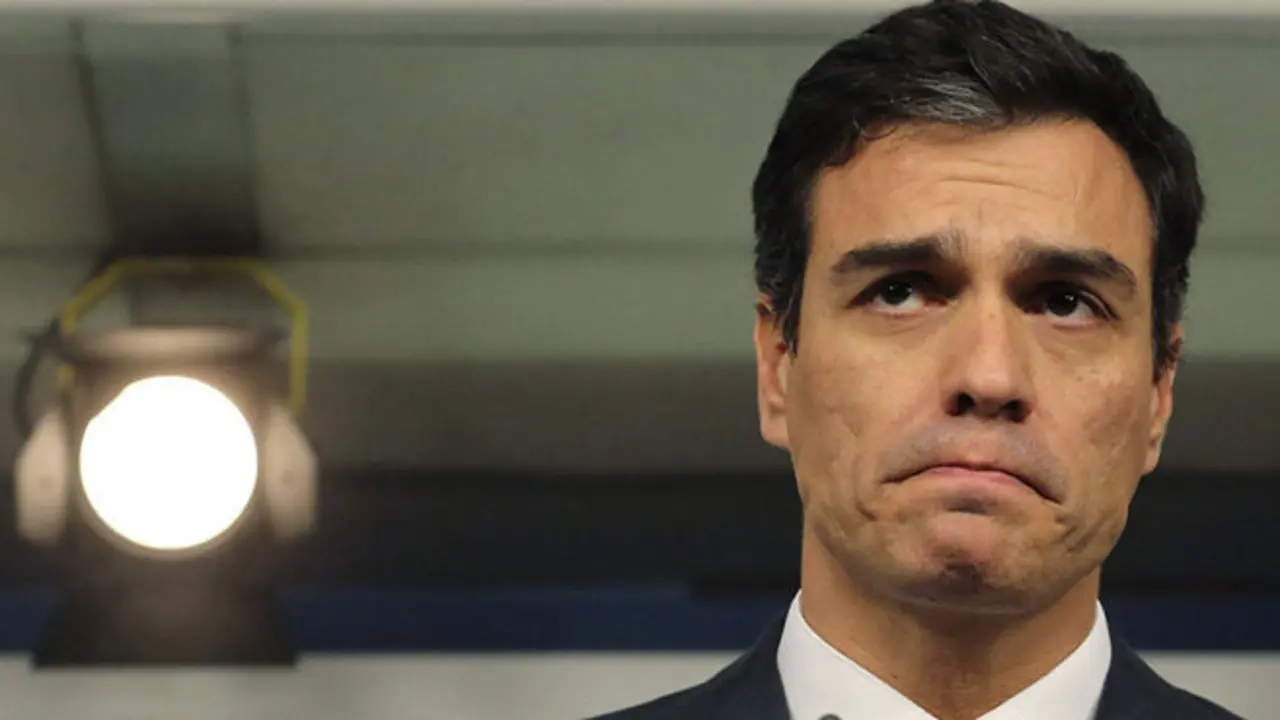 GRA077. MADRID, 26/12/2014.- El líder del PSOE, Pedro Sánchez, durante la rueda de prensa que ha ofrecido hoy para hacer balance del año, en la que ha dicho que le parece "indecente" e "injusto" que el Gobierno haya subido "solamente tres euros" el salario mínimo a los trabajadores y ha anunciado que su grupo ha registrado hoy mismo en el Congreso una iniciativa para pedir una subida del 15 por ciento en 2015. EFE/Ballesteros