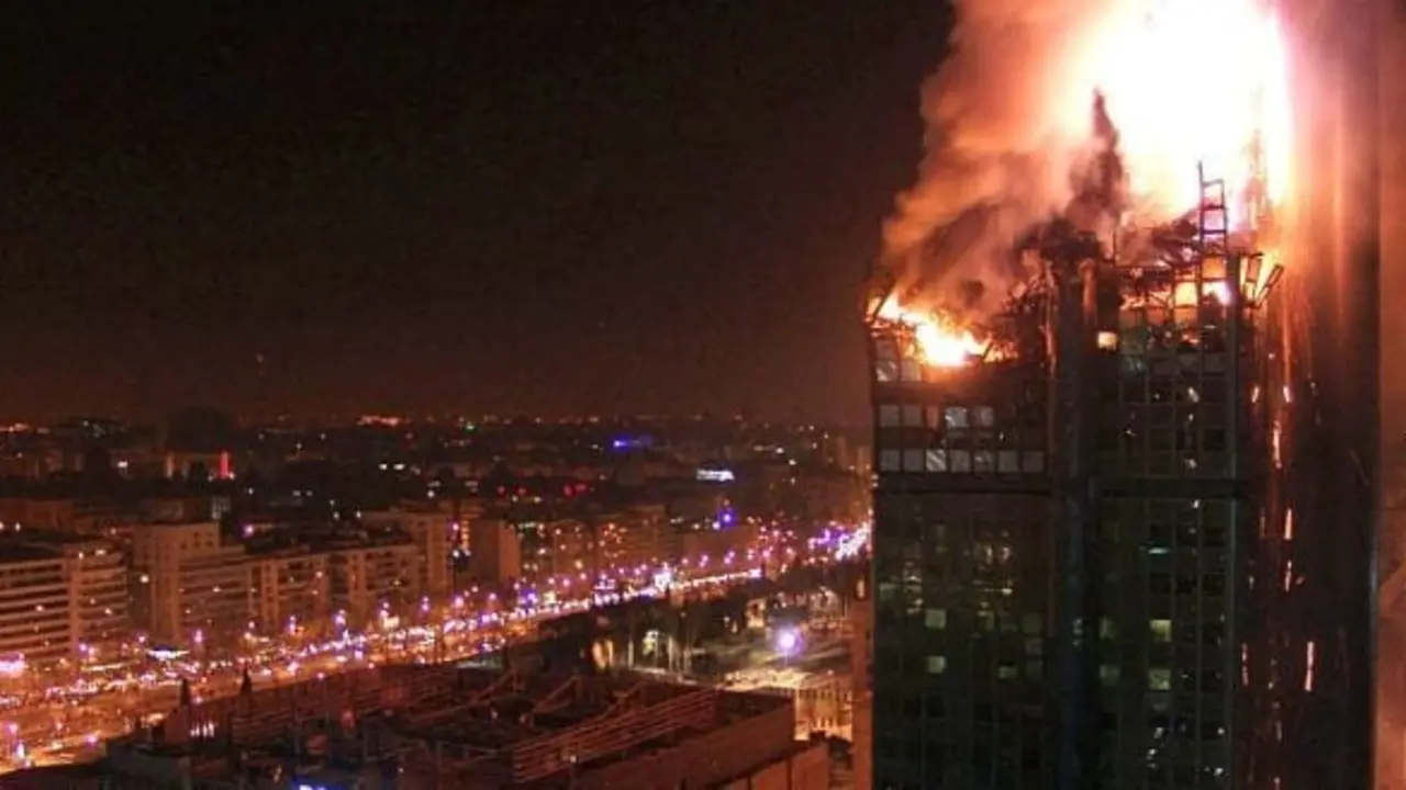 MD04 MADRID, 12-2-05 La parte superior del edificio Windsor situado en el centro Azca de Madrid, se ha derrumbado a consecuencia de un incendio, que desde las 23:23 horas de ayer devora el rascacielos y ya ha alcanzado la cuarta planta, mientras los bomberos arrojan agua por las cuatro caras del edificio. EFE/Alvaro Blanco Cruz