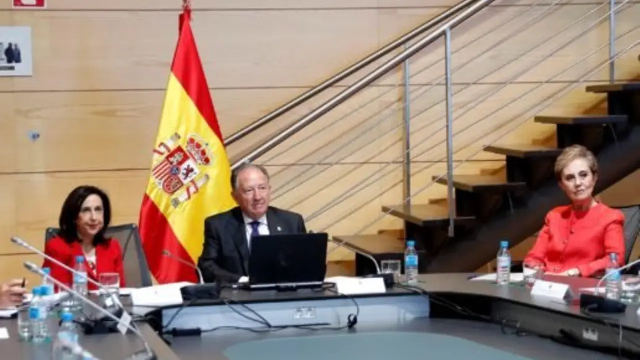 GRAF2094. MADRID, 02/07/2018.- La ministra de Defensa, Margarita Robles (5i), y el director general del CNI, Félix Sanz Roldán (4d), durante la rueda de prensa que ofrecen posterior al encuentro que han mantenido hoy en el complejo de la institución de Inteligencia en Madrid. EFE/ Chema Moya