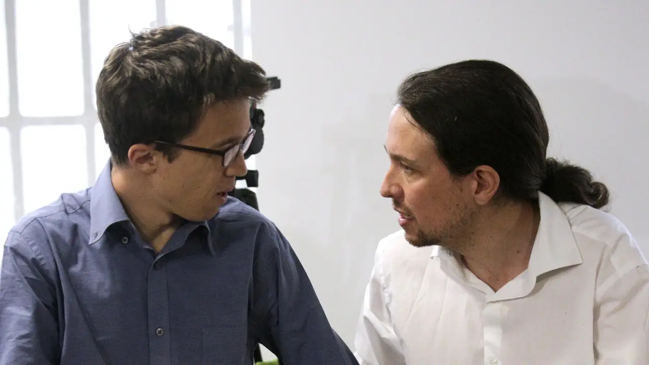 Pablo Iglesias (R), leader of Spain's Podemos (We Can) party, talks with campaign director Inigo Errejon during a meeting with candidates for the upcoming regional elections in Madrid, April 9, 2015. REUTERS/Andrea Comas