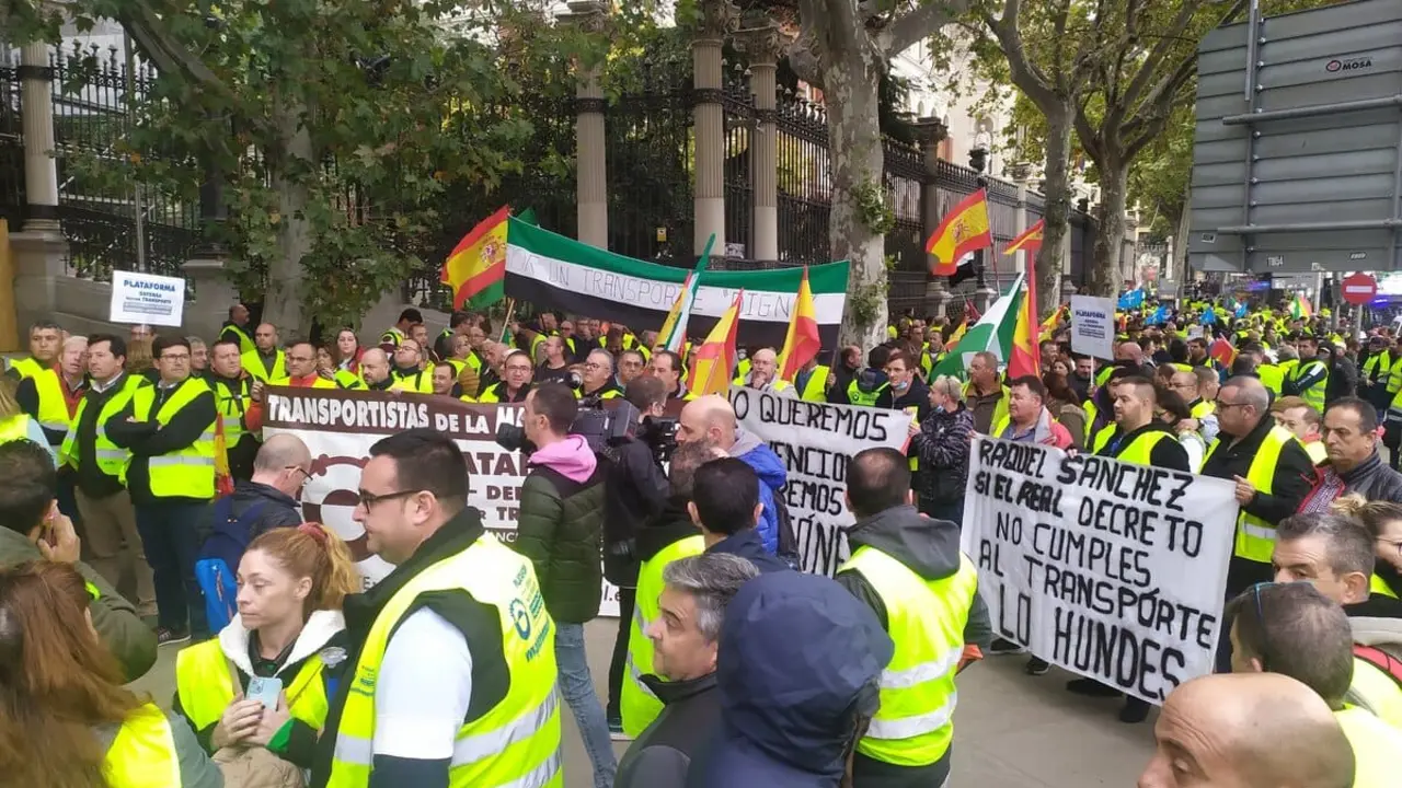 Imagen de los transportistas manifestación. Fuente Plataforma Transporte