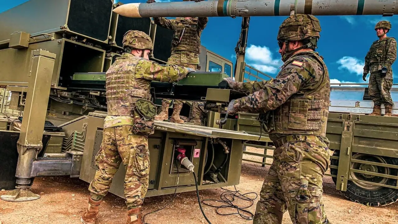 Soldados de la OTAN manejando un misil. Fuente OTAN 