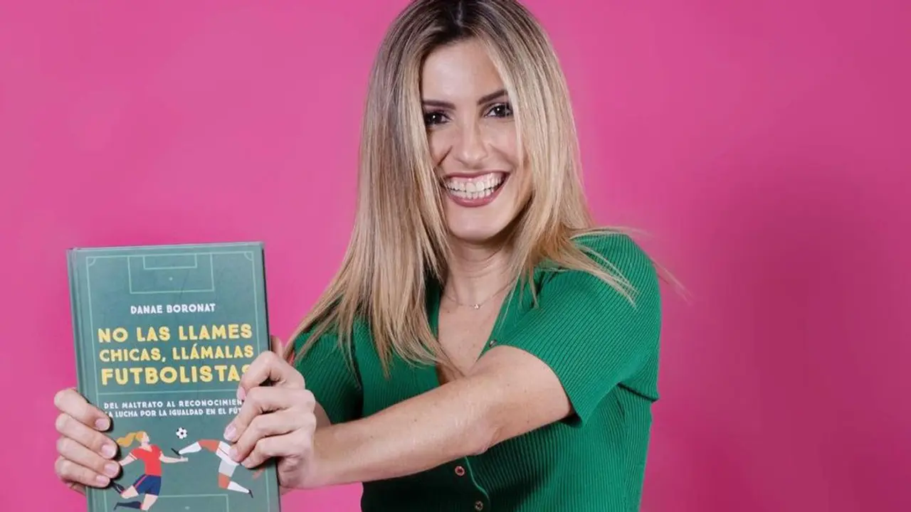 Danae Boronat y su libro 'No las llames chicas, llámalas futbolistas' | Fuente: Mediocre Studio