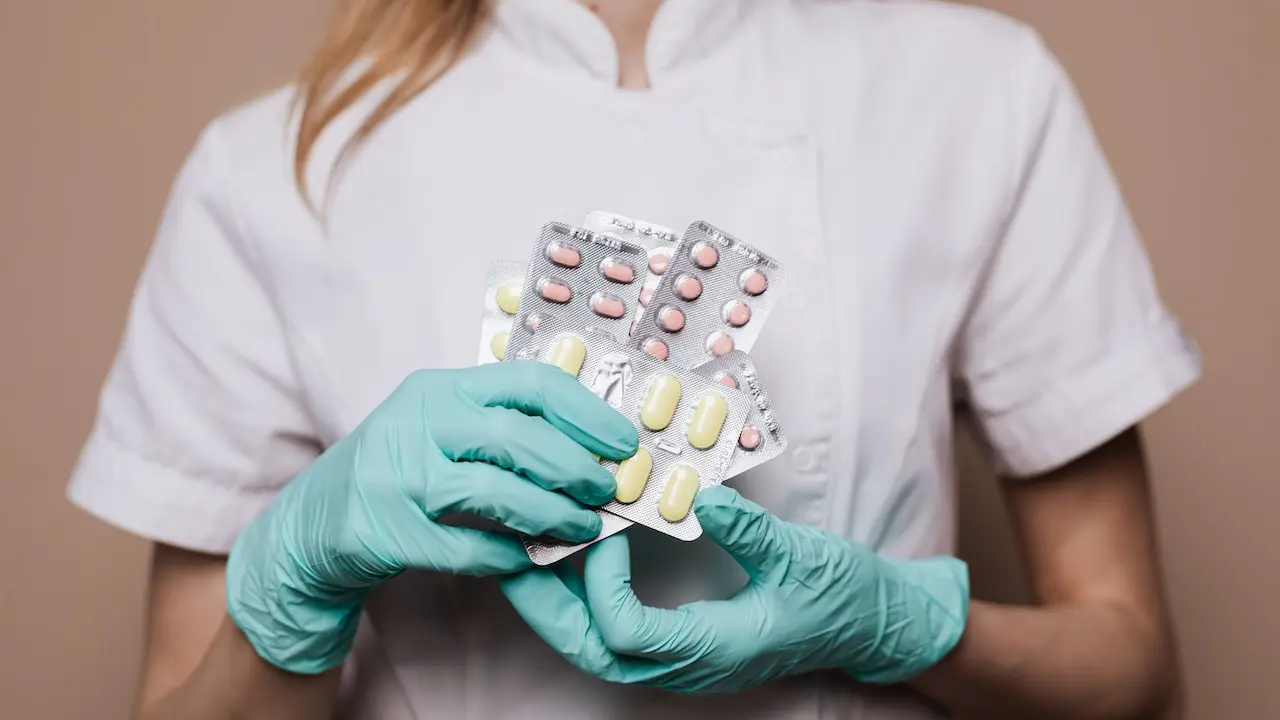 Foto de Karolina Grabowska: https://www.pexels.com/es-es/foto/manos-sujetando-medico-tratamiento-4046996/