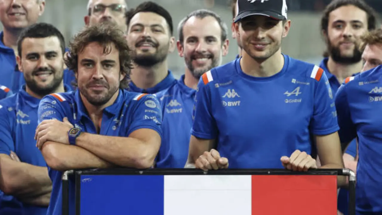 Fernando Alonso and Esteban Ocon pose for a photo with the team after the Formula 1 Abu Dhabi Grand Prix at Yas Marina Circuit in Abu Dhabi, United Arab Emirates on November 20, 2022. (Photo by Jakub Porzycki/NurPhoto via Getty Images)