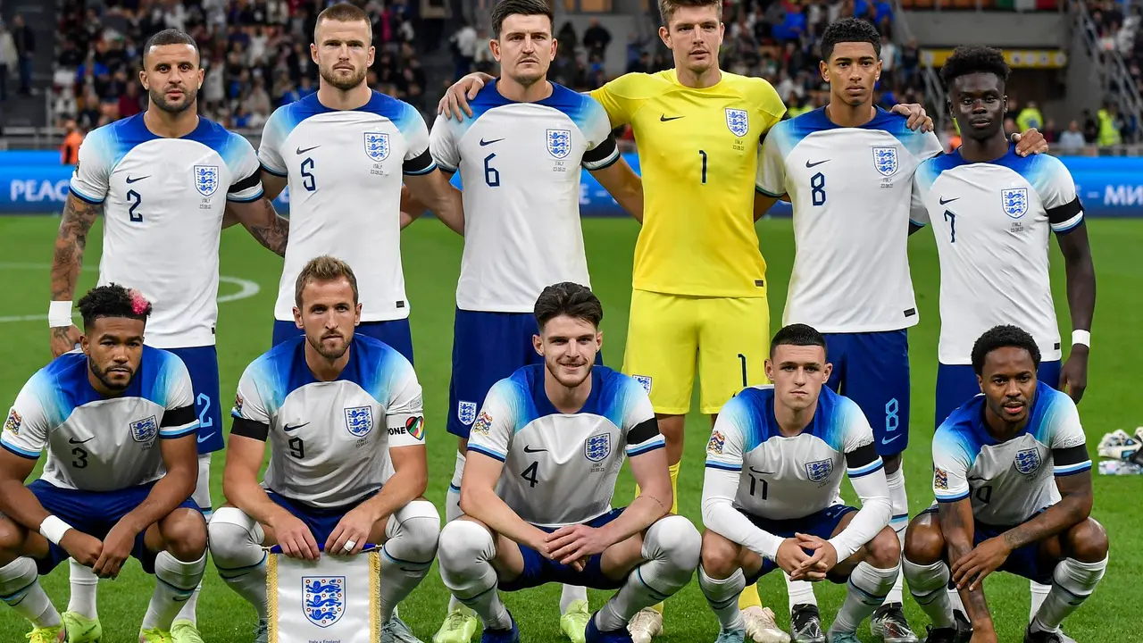 SAN SIRO STADIUM, MILANO, ITALY - 2022/09/23: Players of England pose for a team photo during the Uefa Nations League League A group 3 football match between Italy and England. Italy won 1-0 over England. (Photo by Andrea Staccioli /Insidefoto/LightRocket via Getty Images)