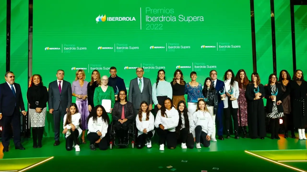 Imagen de los premiados y participantes
