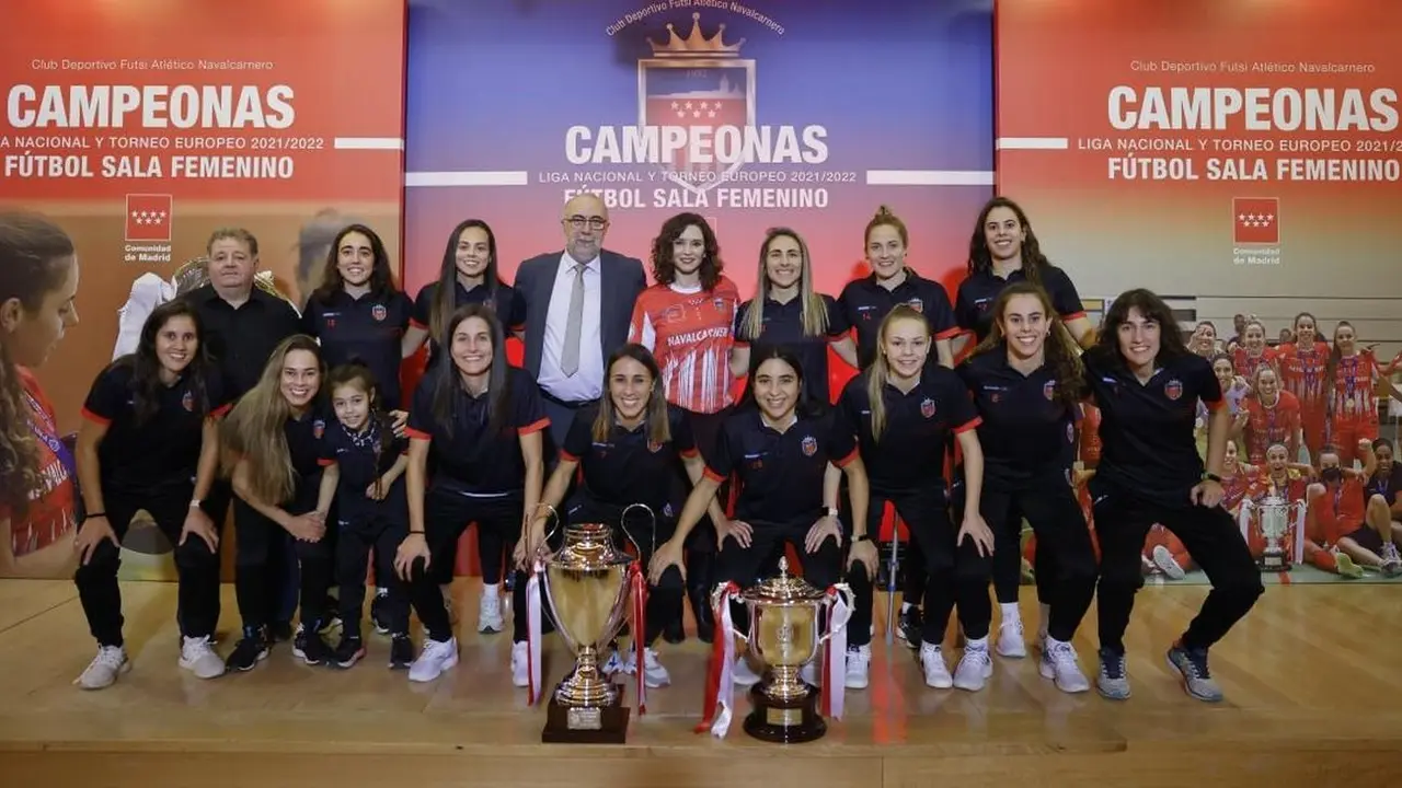 Jugadoras del Futsi Atlético Navalcarnero con Isabel Díaz Ayuso | Fuente: Comunidad de Madrid