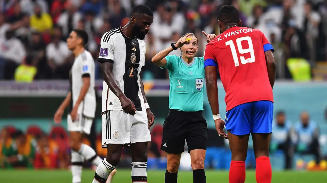 Stéphanie Frappart en el Costa Rica-Alemania | Fuente: FIFA
