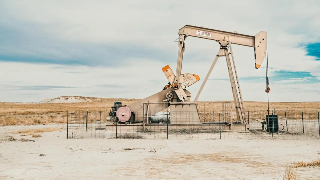 Imagen de Pozo Petrolifero. Fuente Colton-Sturgeon. Unplash