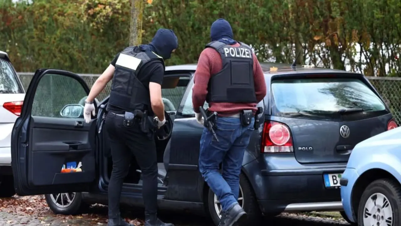 La policía alemana durante la operación. Fuente: Reuters