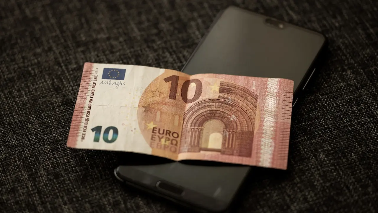 Foto de Engin Akyurt: https://www.pexels.com/es-es/foto/telefono-inteligente-dinero-efectivo-moneda-10149289/