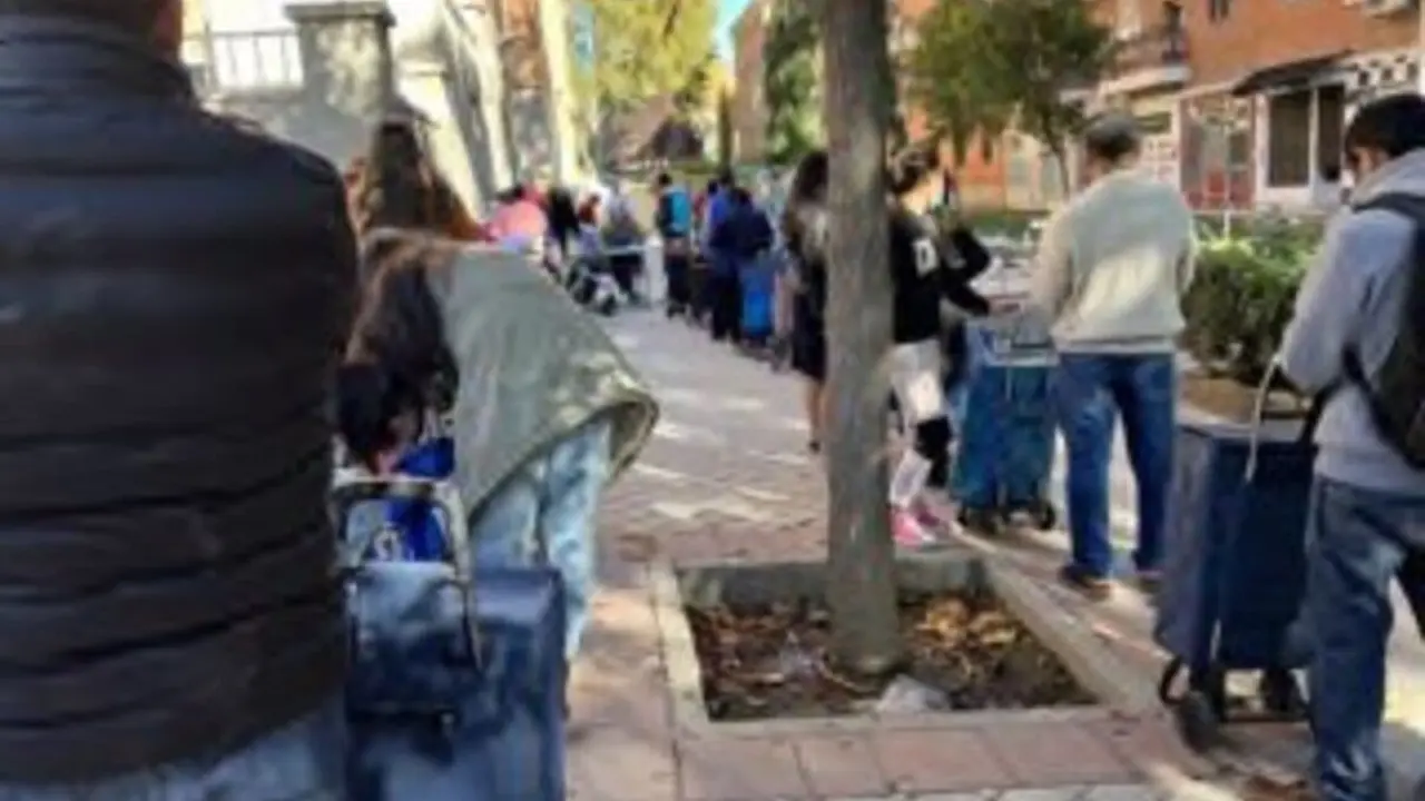 Imagen de una de las colas del hambre.  Fuente Fundación Madrina 