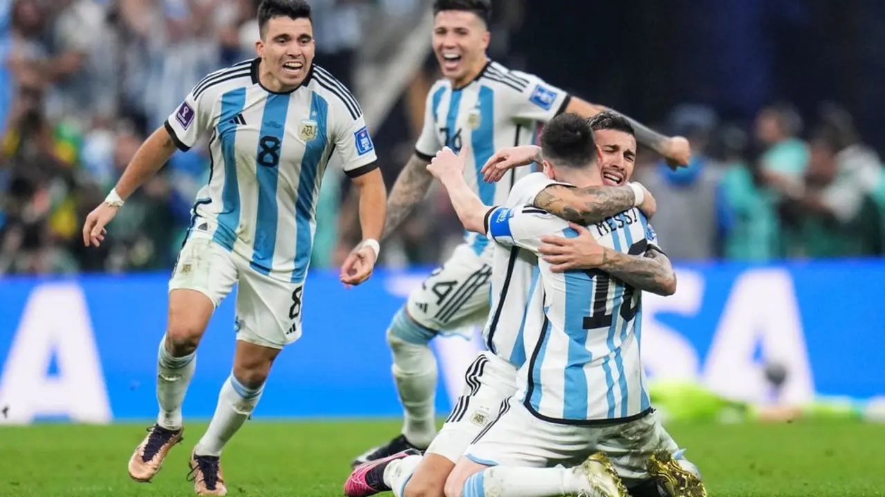 Los jugadores de Argentina celebran el trofeo de campeones del mundo. 