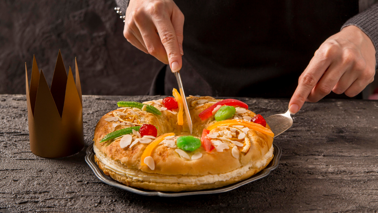 Imagen de <a href="https://www.freepik.es/foto-gratis/sabroso-pastel-feliz-epifania-cubiertos_10738966.htm#query=rosca%20reyes&position=32&from_view=keyword">Freepik</a>