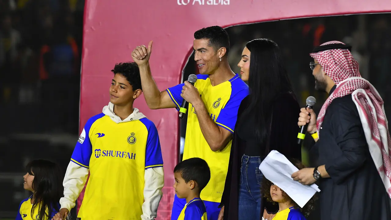 Cristiano Ronaldo y su familia en la presentación con el Al-Nassr | Fuente: Getty Images